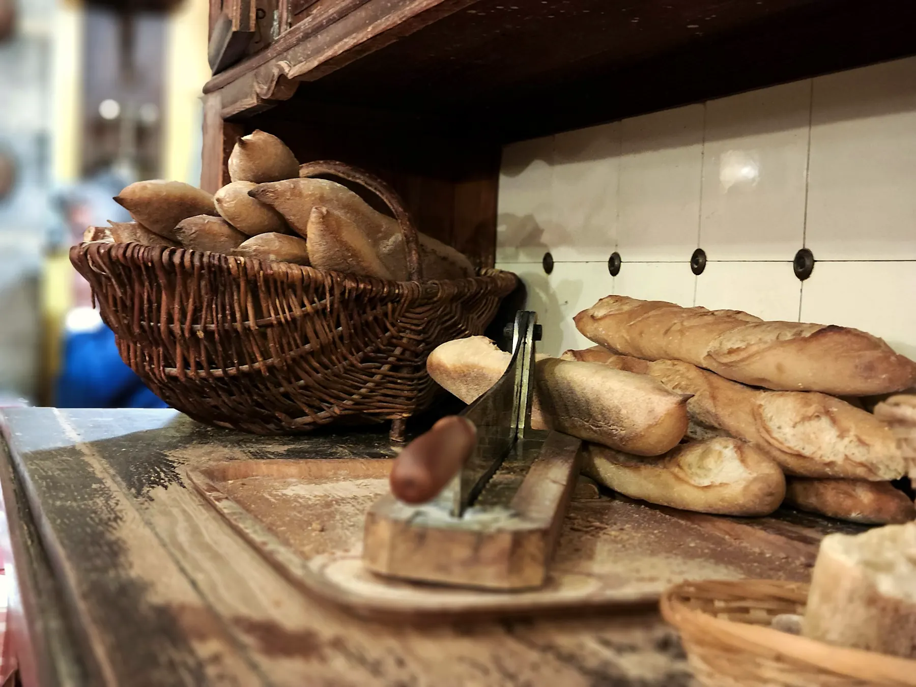 Baguettes et pains sur le comptoir
