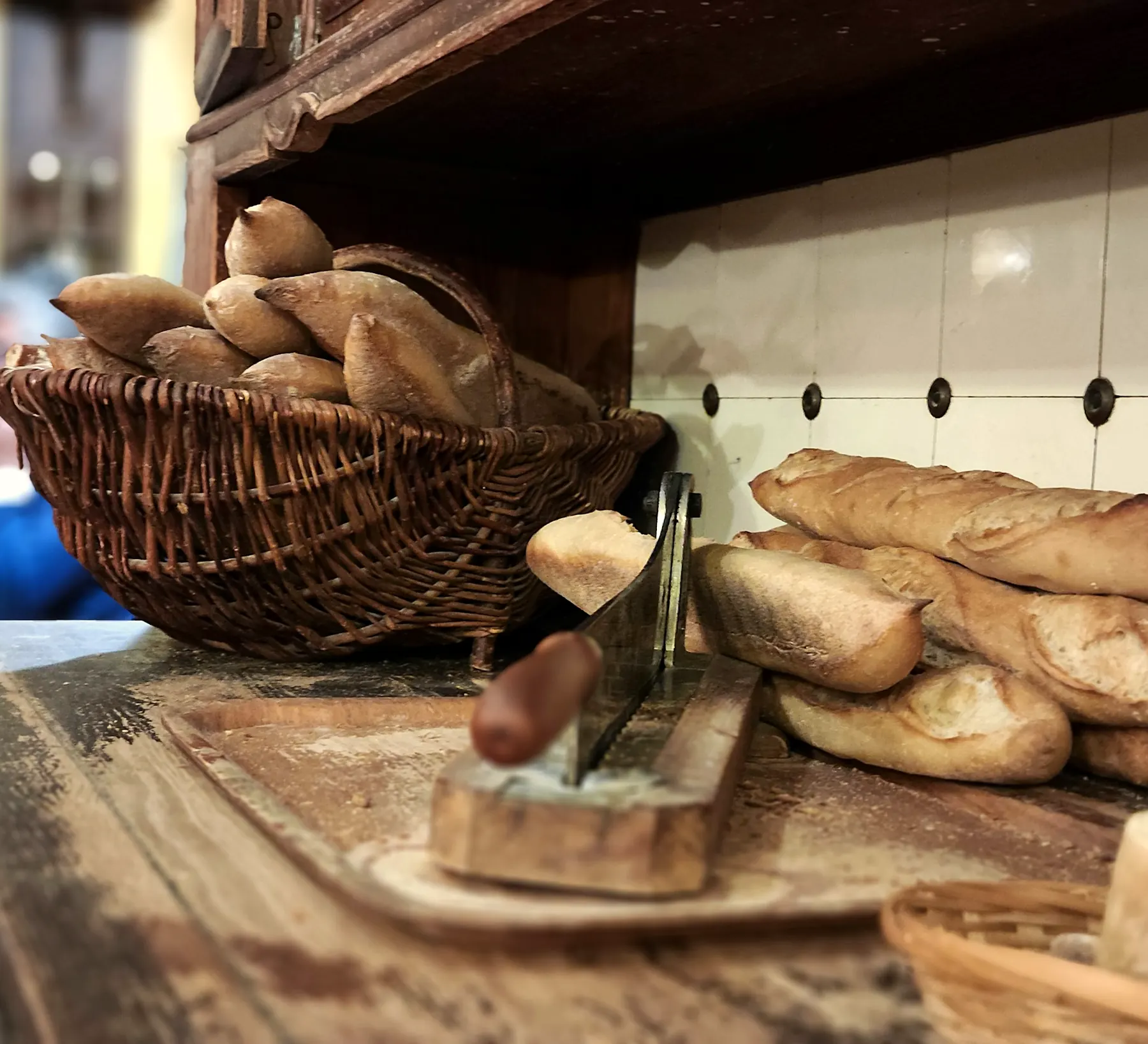 Baguettes et pains sur le comptoir