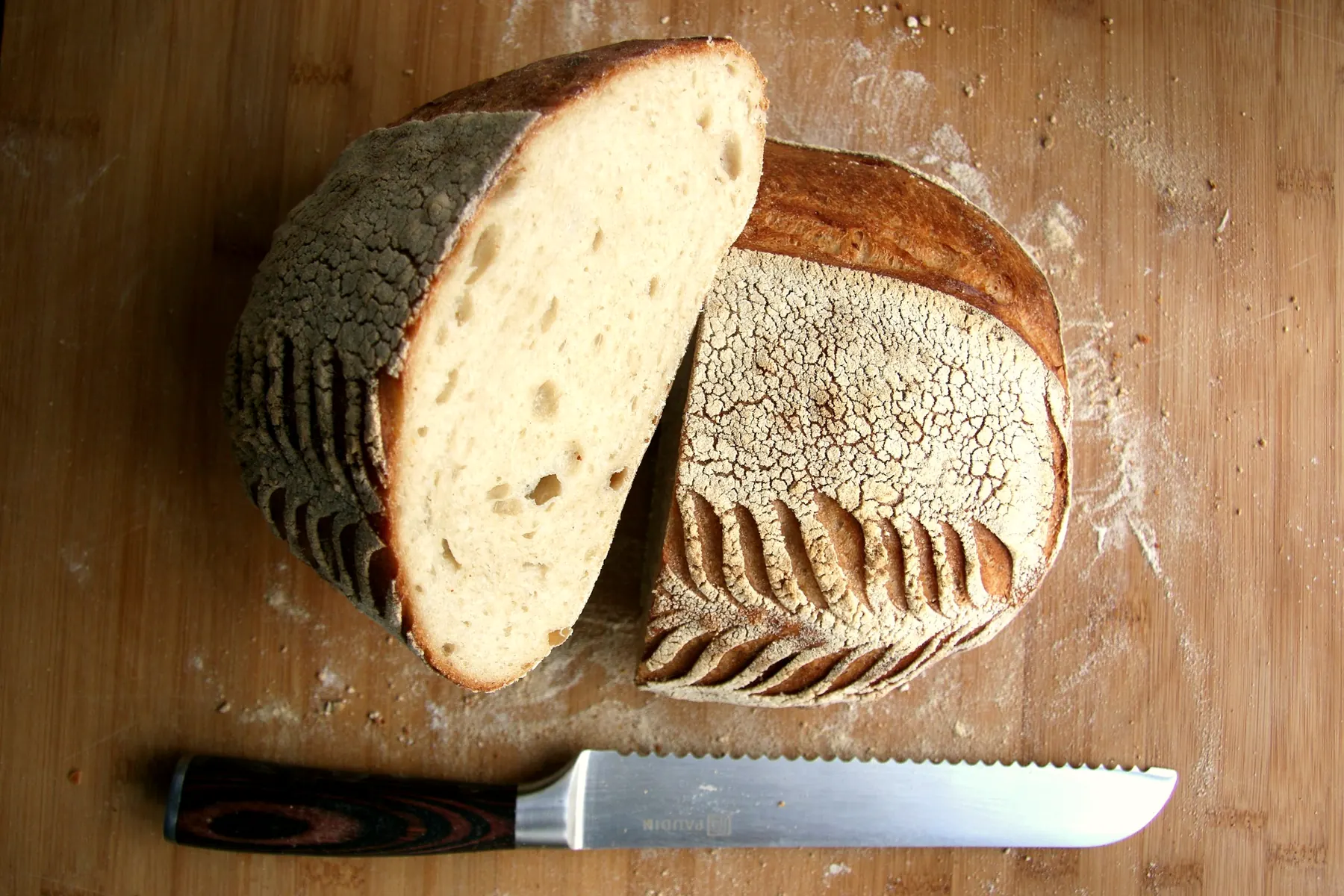 Pain au levain coupé, mie alvéolée