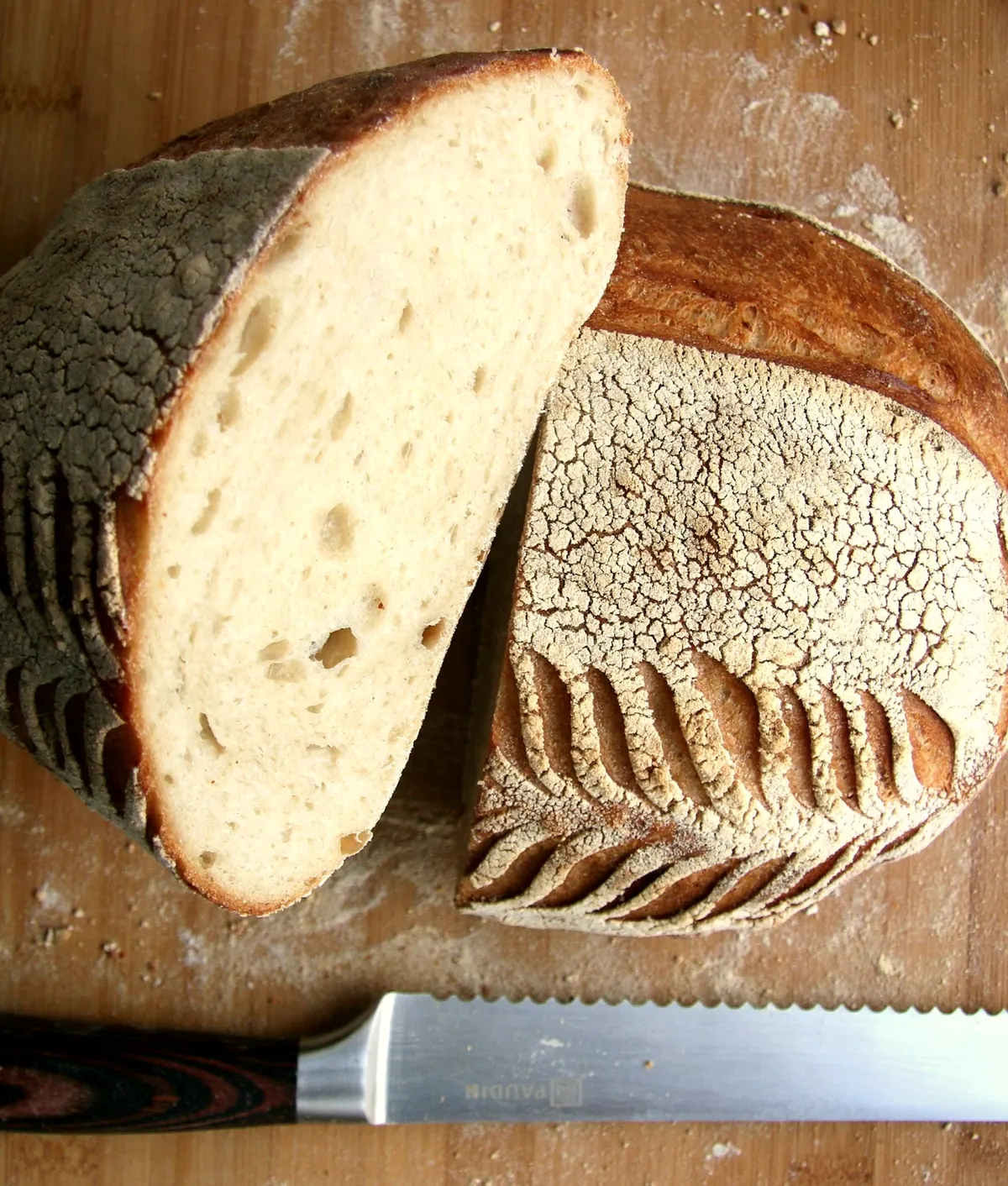 Pain au levain coupé, mie alvéolée